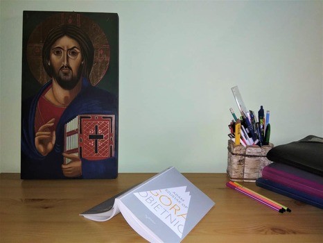 "Góra obietnic" Adama Szustaka na biurku, ikona Jezusa Chrystusa